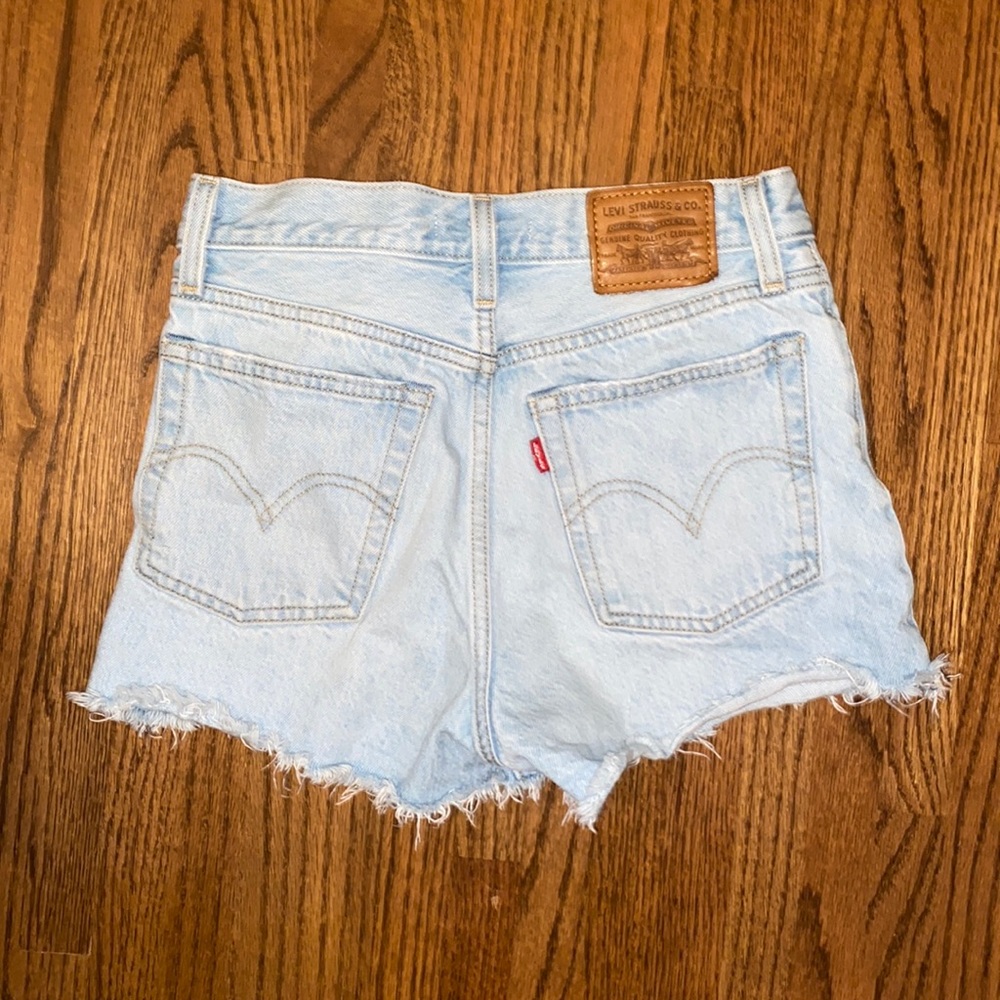 light wash levi’s wedgie jean shorts